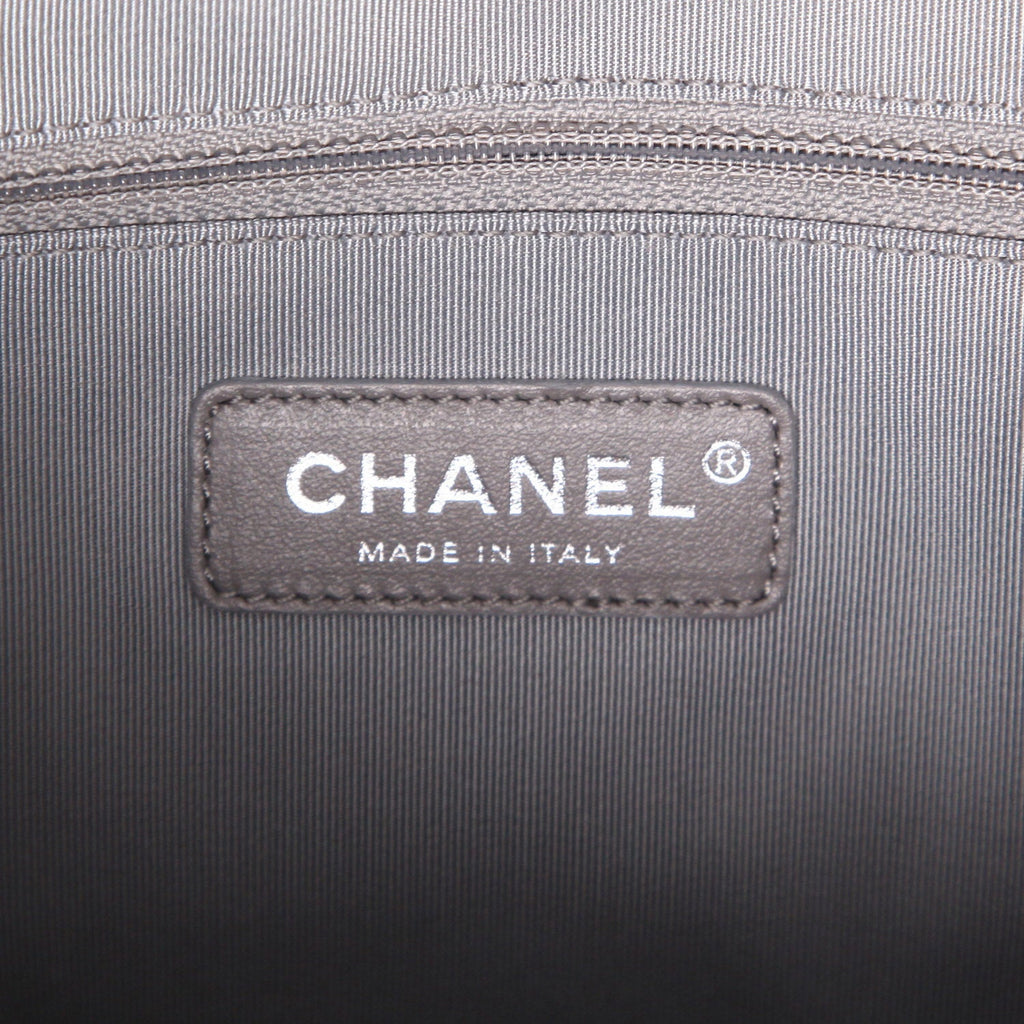 Chanel Gabrielle medium model shoulder bag in grey chevron quilted leather - DETAIL 2