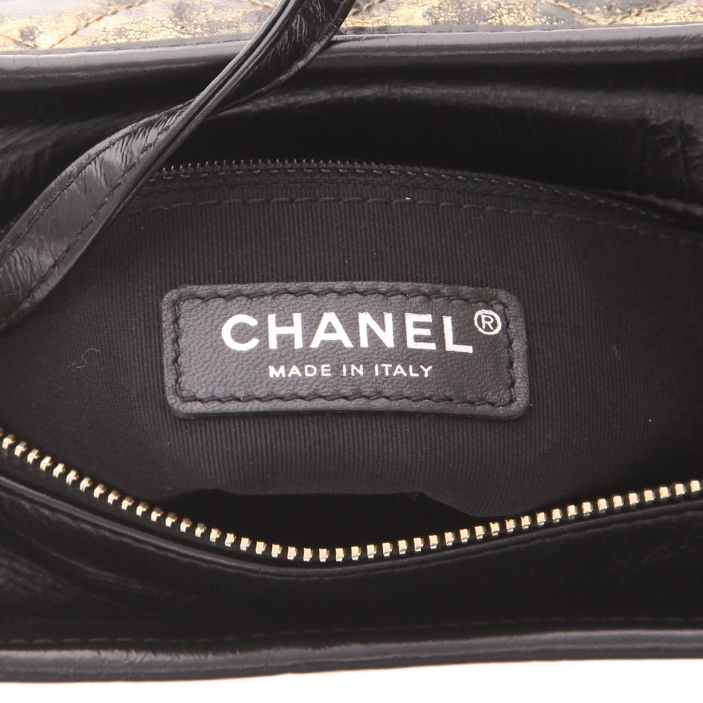 Chanel Gabrielle small shoulder bag in black and gold quilted leather and black leather - DETAIL 2