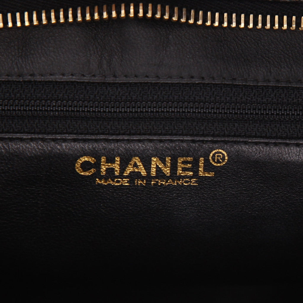 Chanel handbag Black grained leather medallion - DETAIL 2