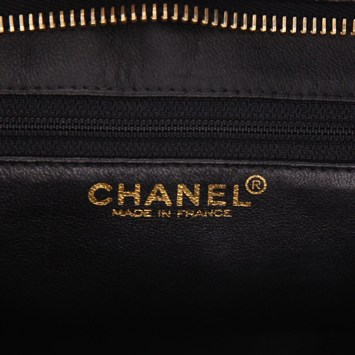 Chanel handbag Black grained leather medallion - DETAIL 2