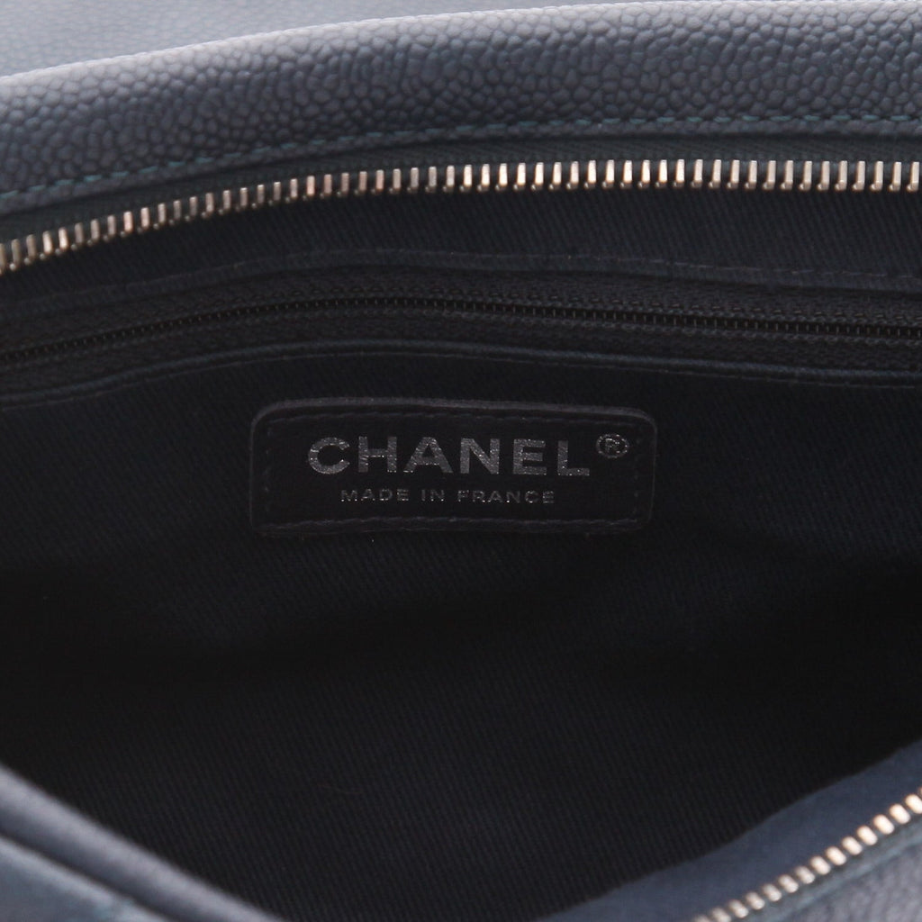 Chanel handbag Blue quilted grained leather flap bag - DETAIL 2