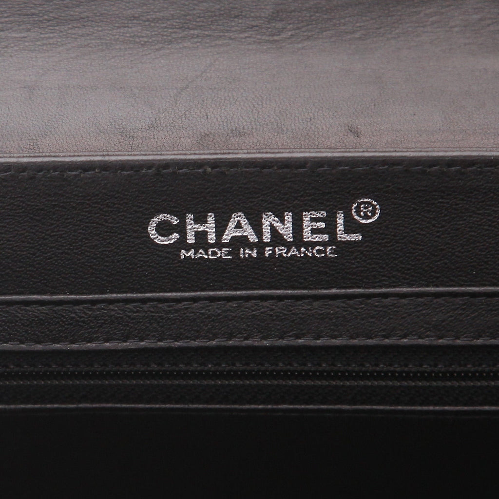 Chanel handbag in black patent leather - DETAIL 2