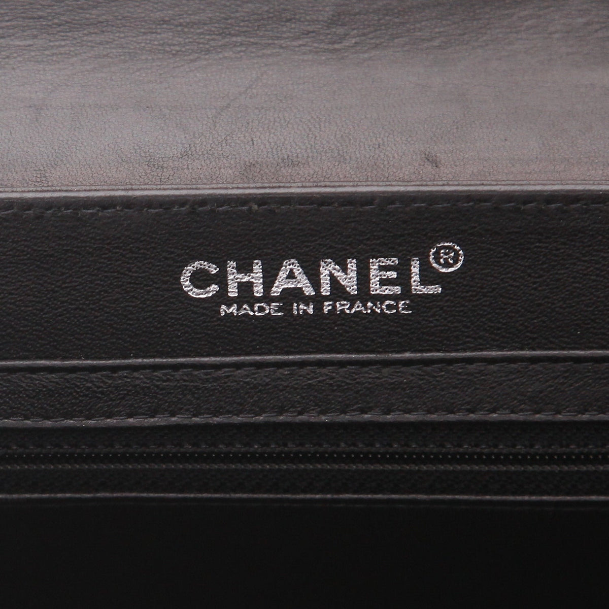Chanel handbag in black patent leather - DETAIL 2