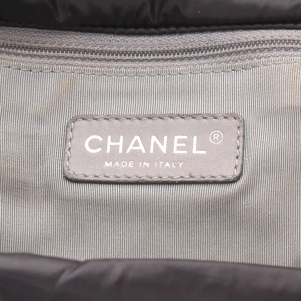 Chanel handbag in black quilted canvas - DETAIL 2