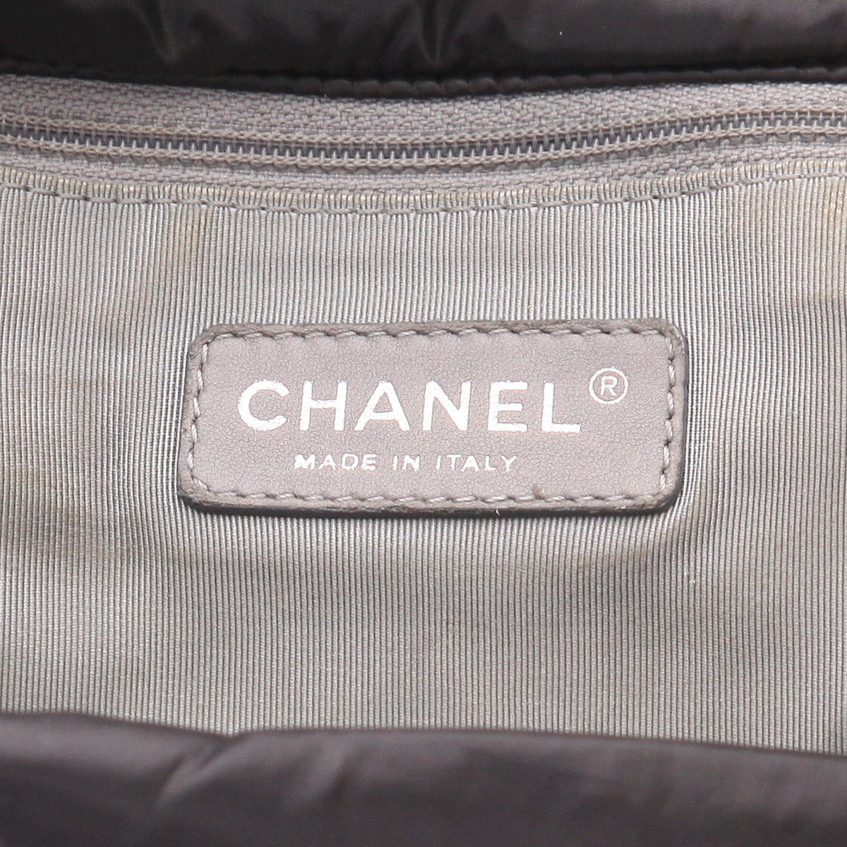 Chanel handbag in black quilted canvas - DETAIL 2