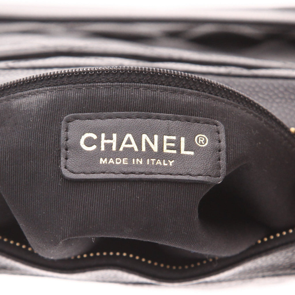 Chanel handbag in black quilted grained leather - DETAIL 2