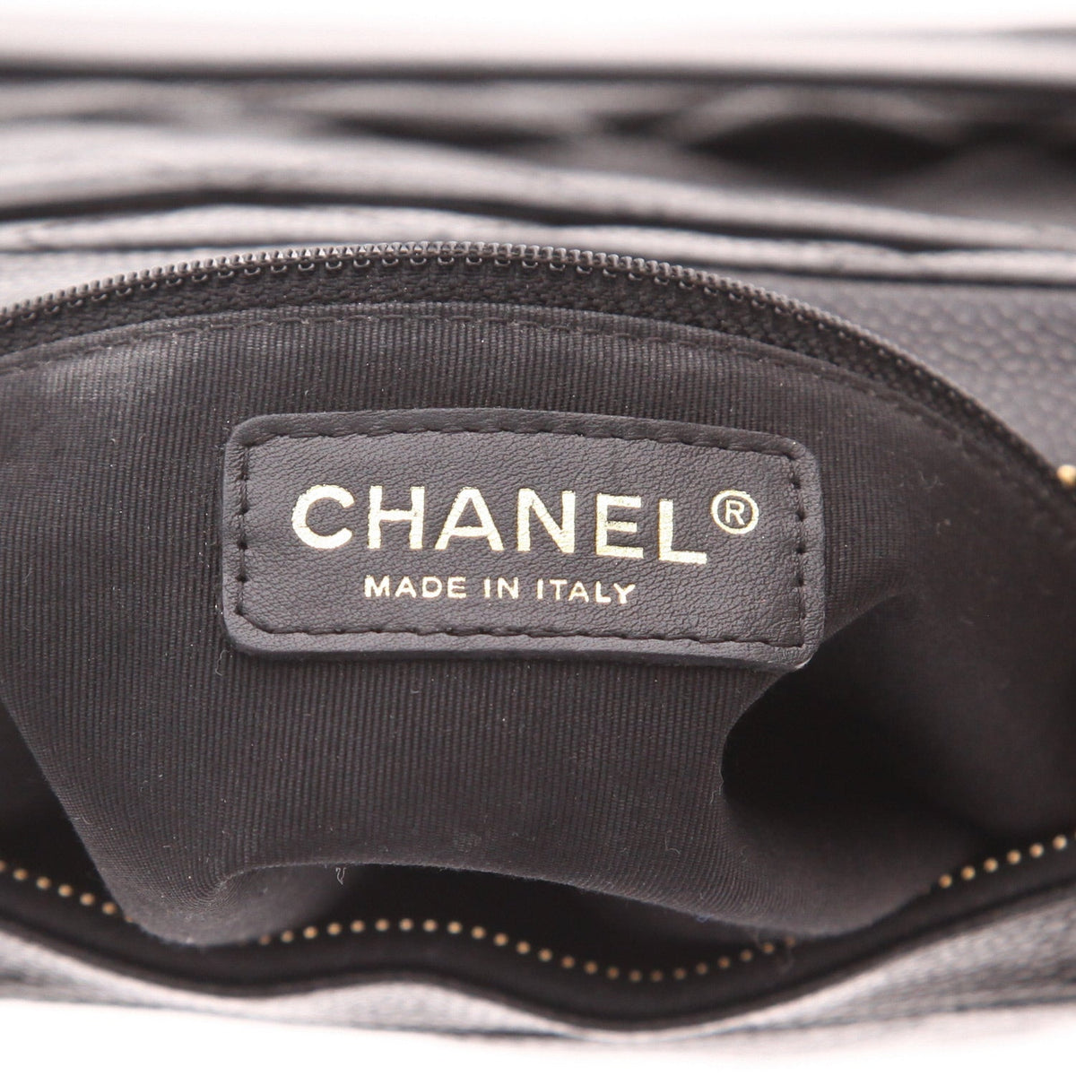 Chanel handbag in black quilted grained leather - DETAIL 2