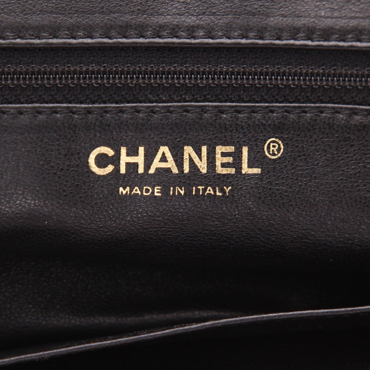 Chanel handbag in black quilted grained leather - DETAIL 2