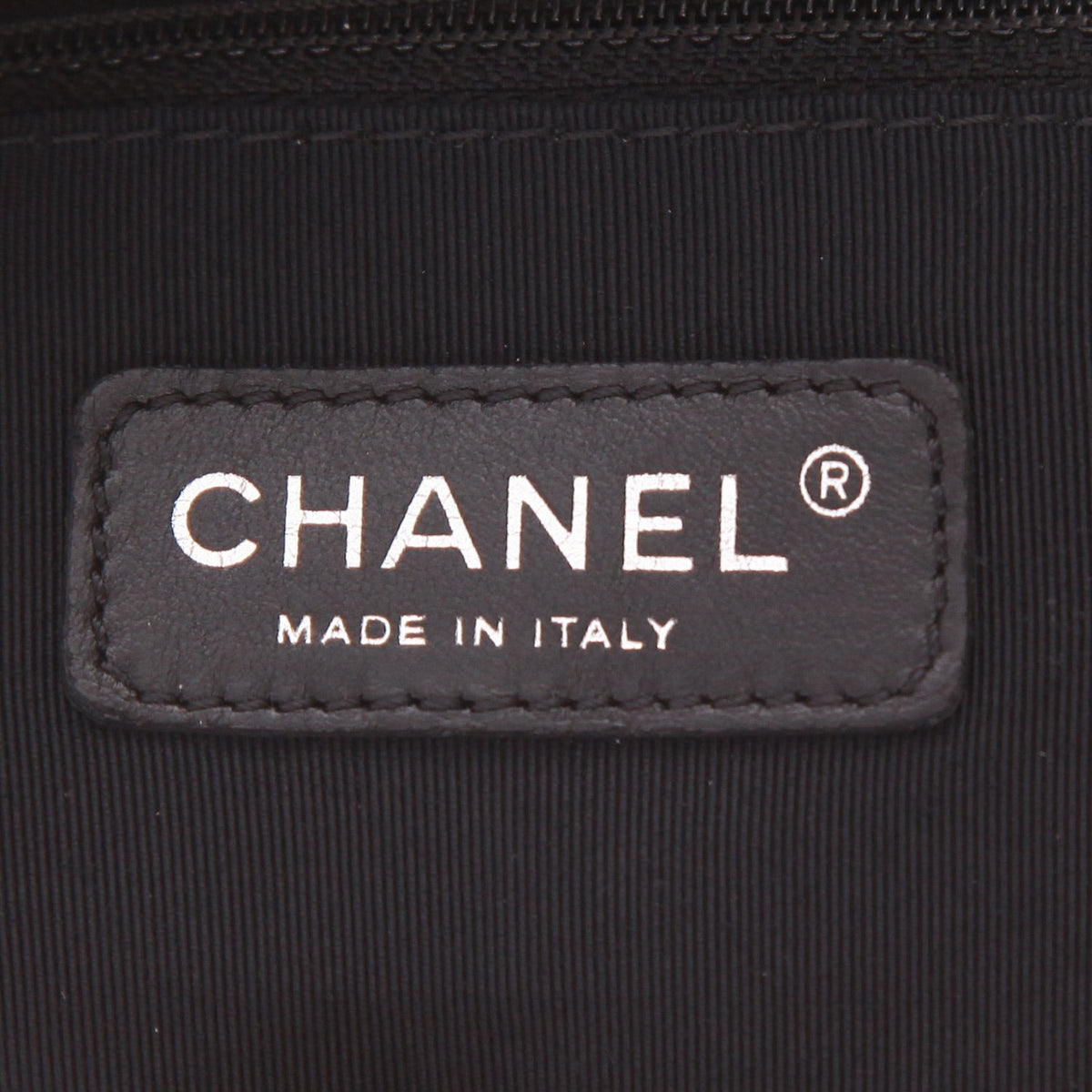 Chanel Petit Shopping handbag in white quilted leather - DETAIL 2