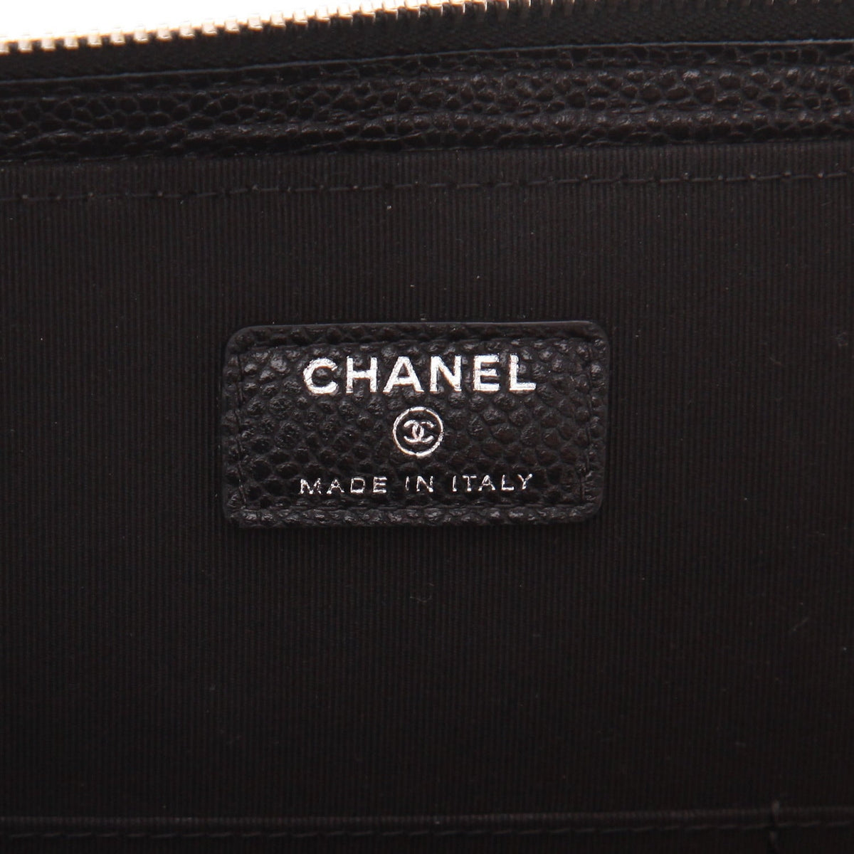 Chanel Pochette pouch in black quilted grained leather - DETAIL 2