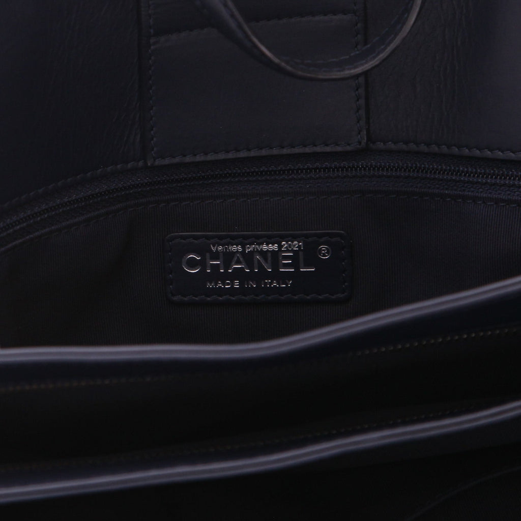 Chanel shopping bag in navy blue quilted leather - DETAIL 2