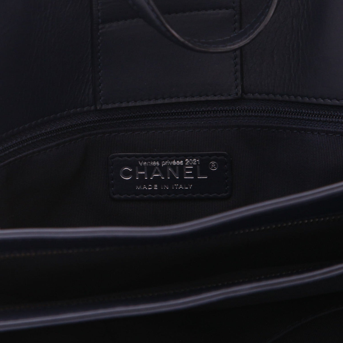 Chanel shopping bag in navy blue quilted leather - DETAIL 2
