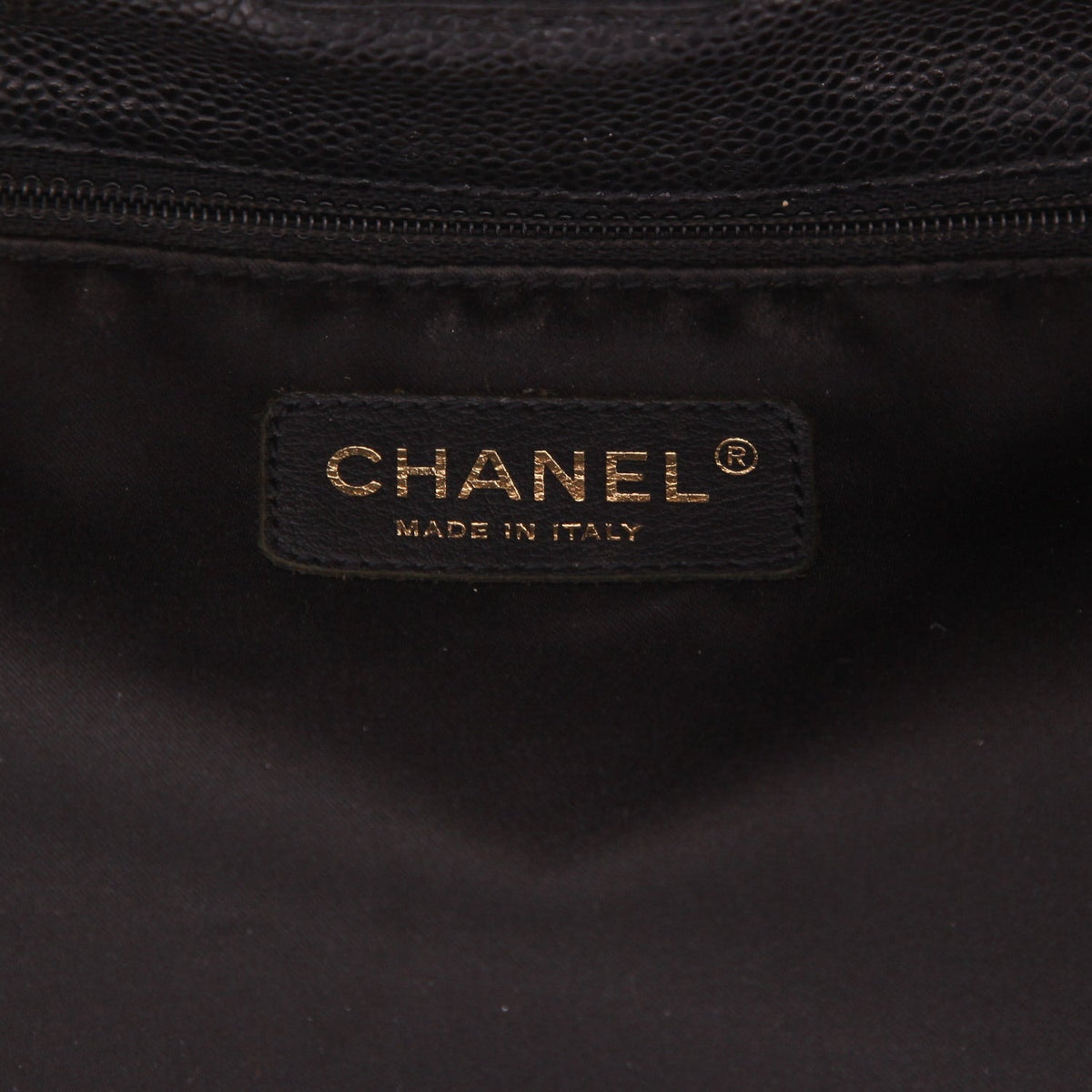 Chanel Shopping GST small model handbag in black quilted grained leather - DETAIL 2