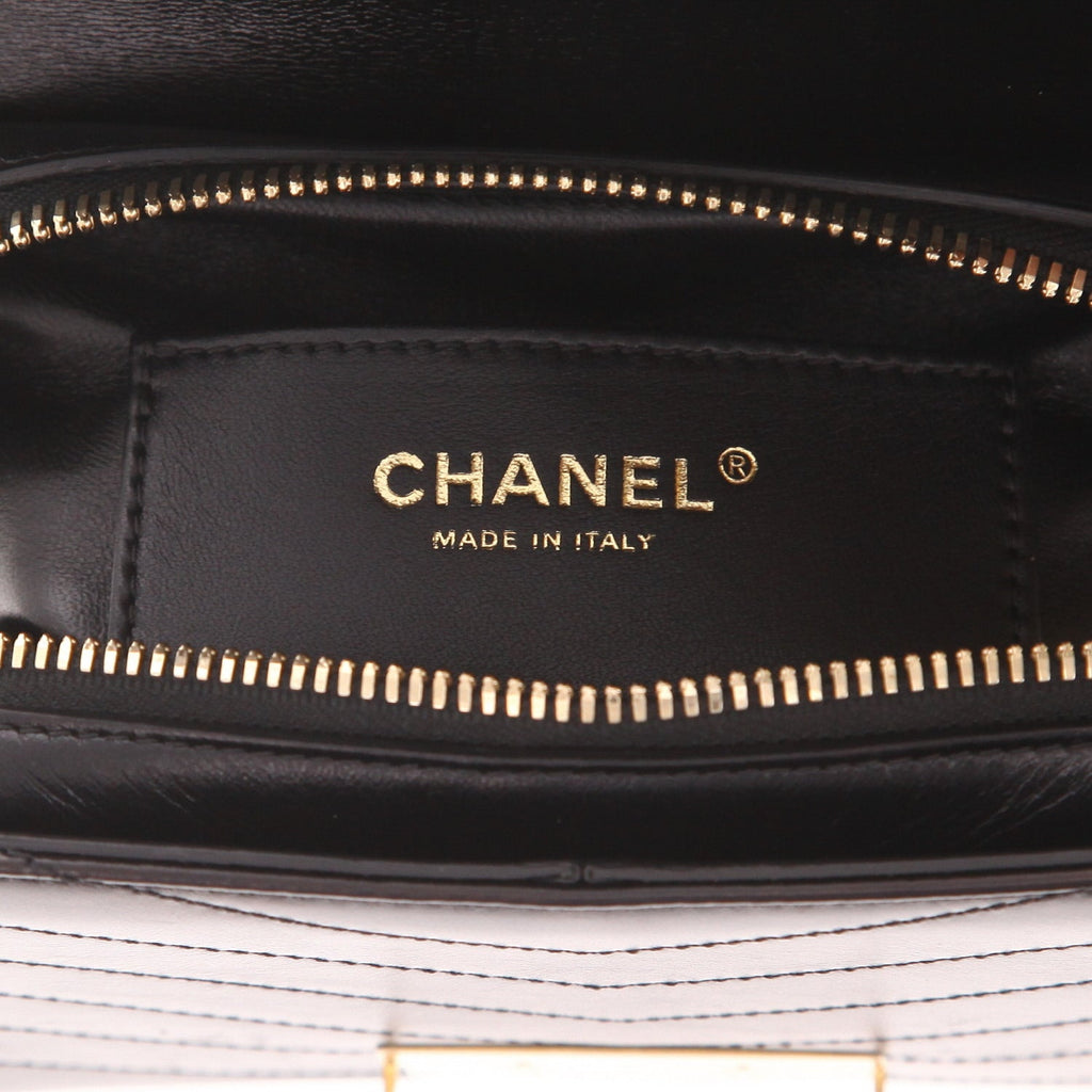 Chanel shoulder bag in black leather - DETAIL 2
