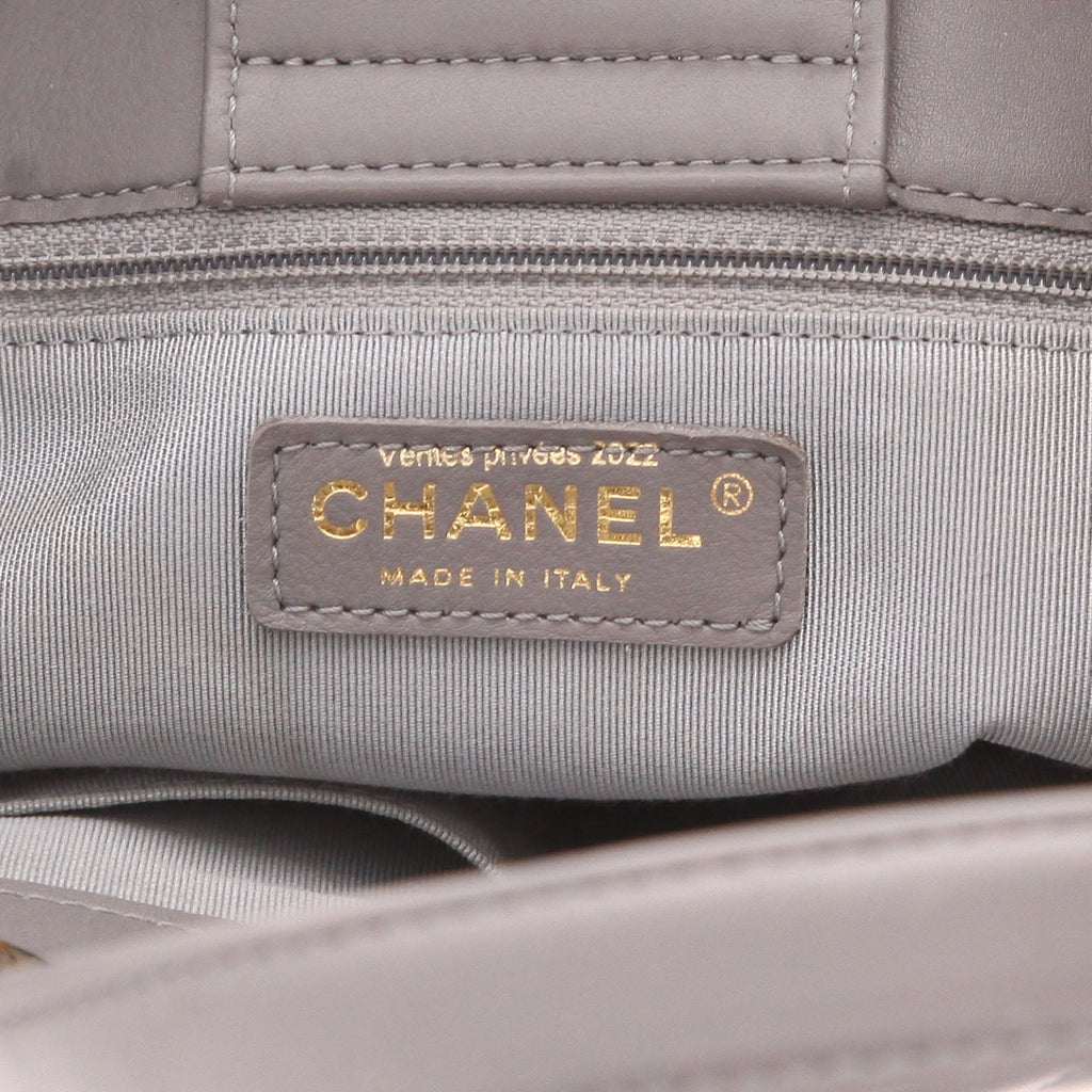 Chanel Statement Tote small model handbag in grey chevron quilted leather - DETAIL 2