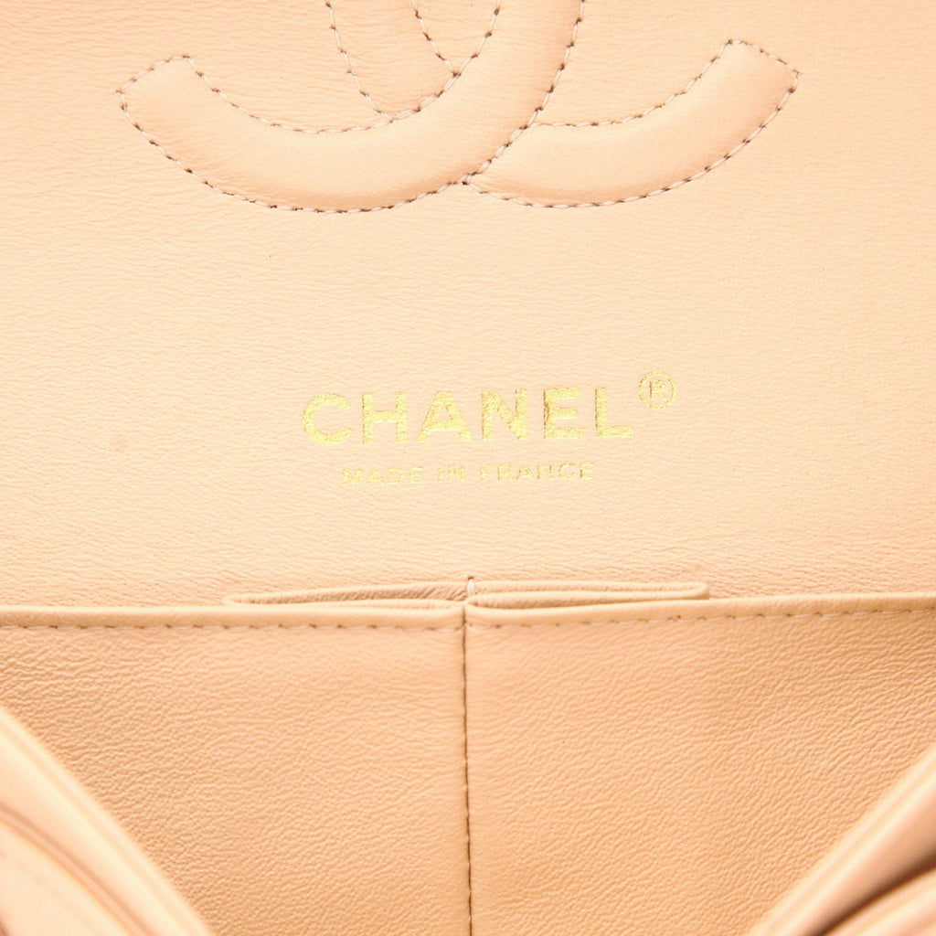Chanel Timeless Classic handbag in beige quilted leather - DETAIL 2