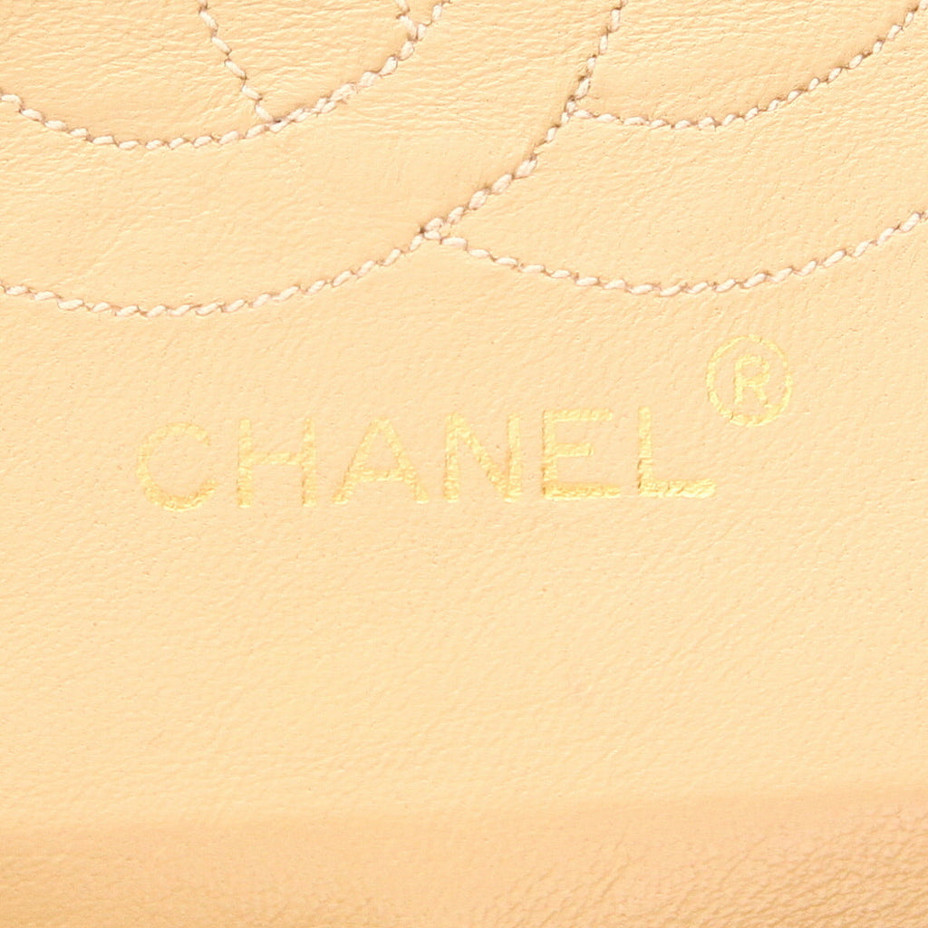 Chanel Timeless Classic handbag in beige quilted leather - DETAIL 2