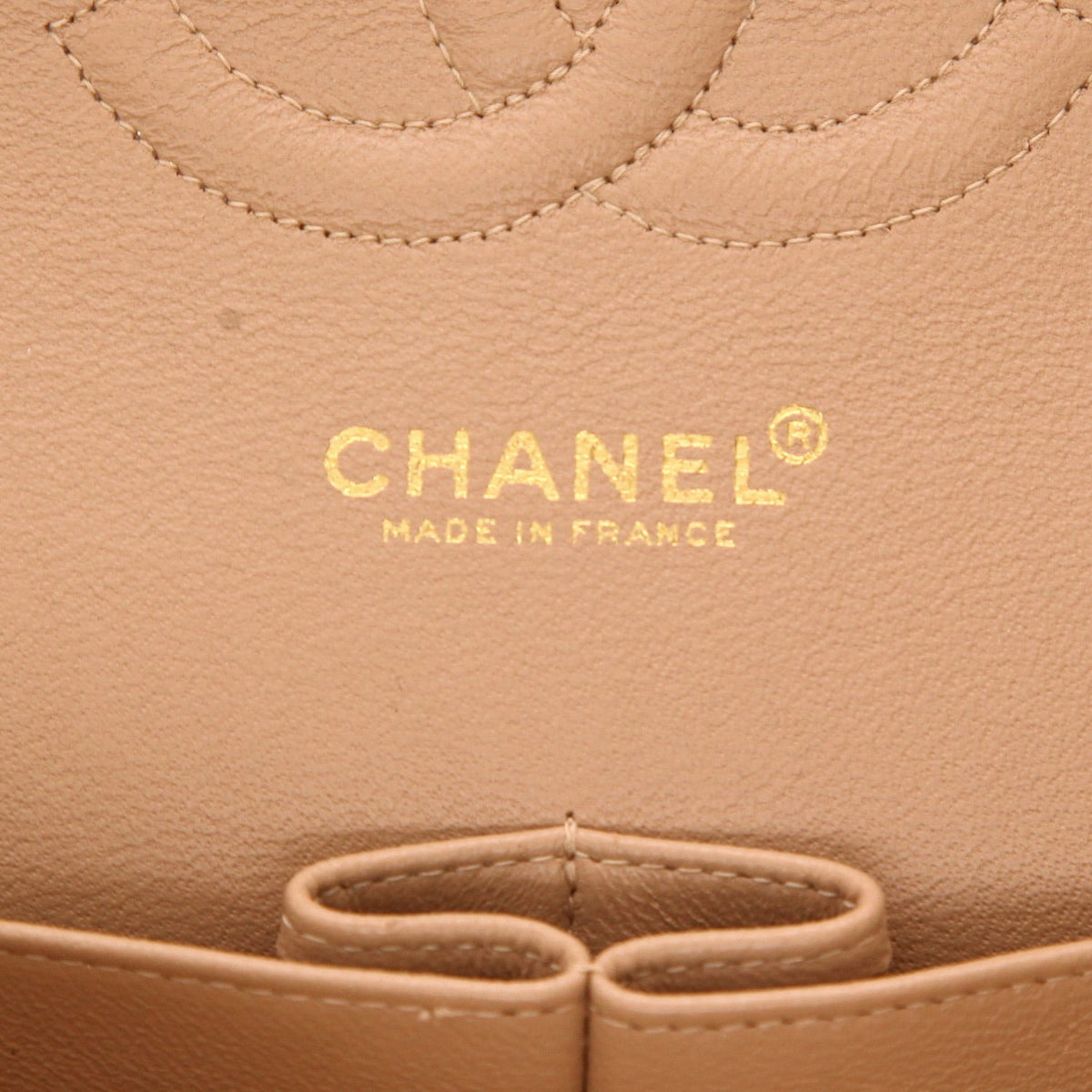 Chanel Timeless Classic handbag in beige quilted leather - DETAIL 2