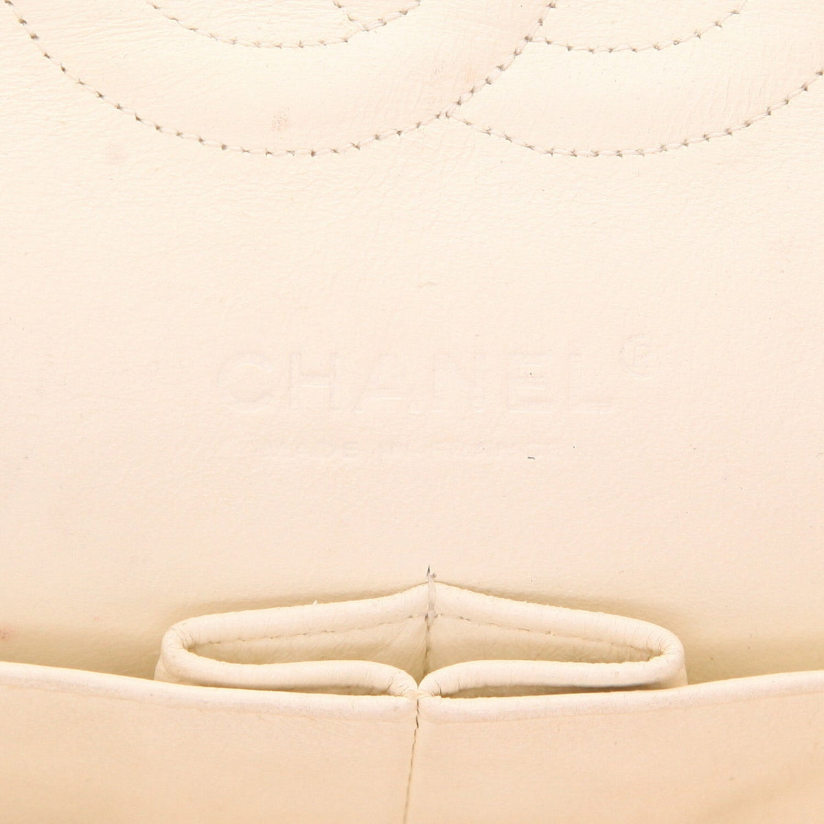 Chanel Timeless Classic handbag in black and cream color quilted tweed and cream color leather - DETAIL 2