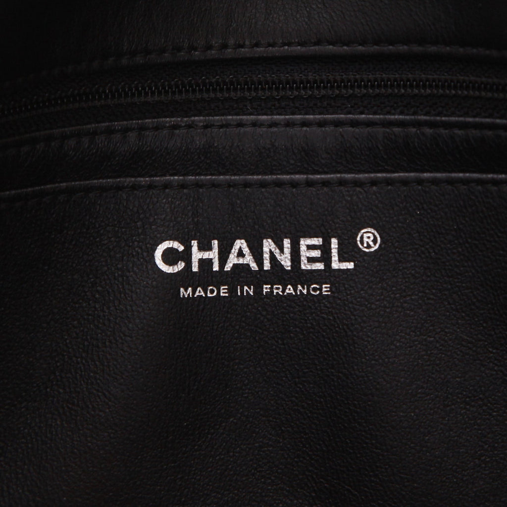 Chanel Timeless Classic handbag in black monogram leather - DETAIL 2