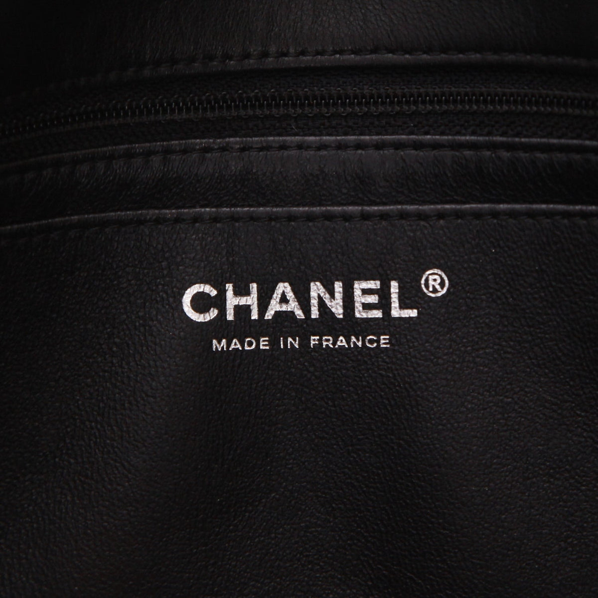 Chanel Timeless Classic handbag in black monogram leather - DETAIL 2