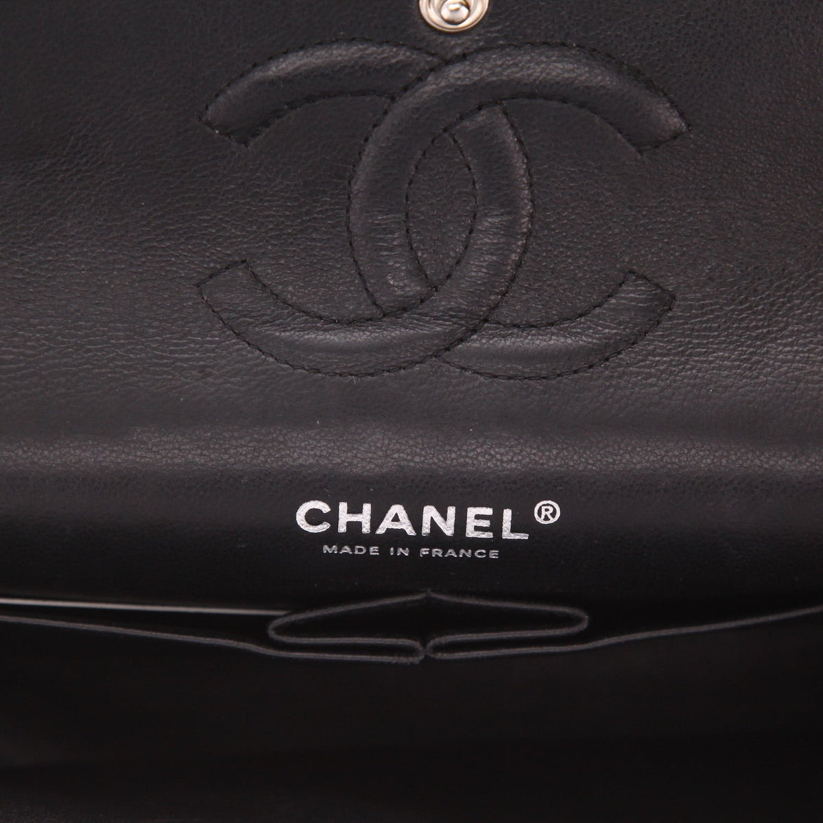 Chanel Timeless Classic handbag in black quilted grained leather - DETAIL 2