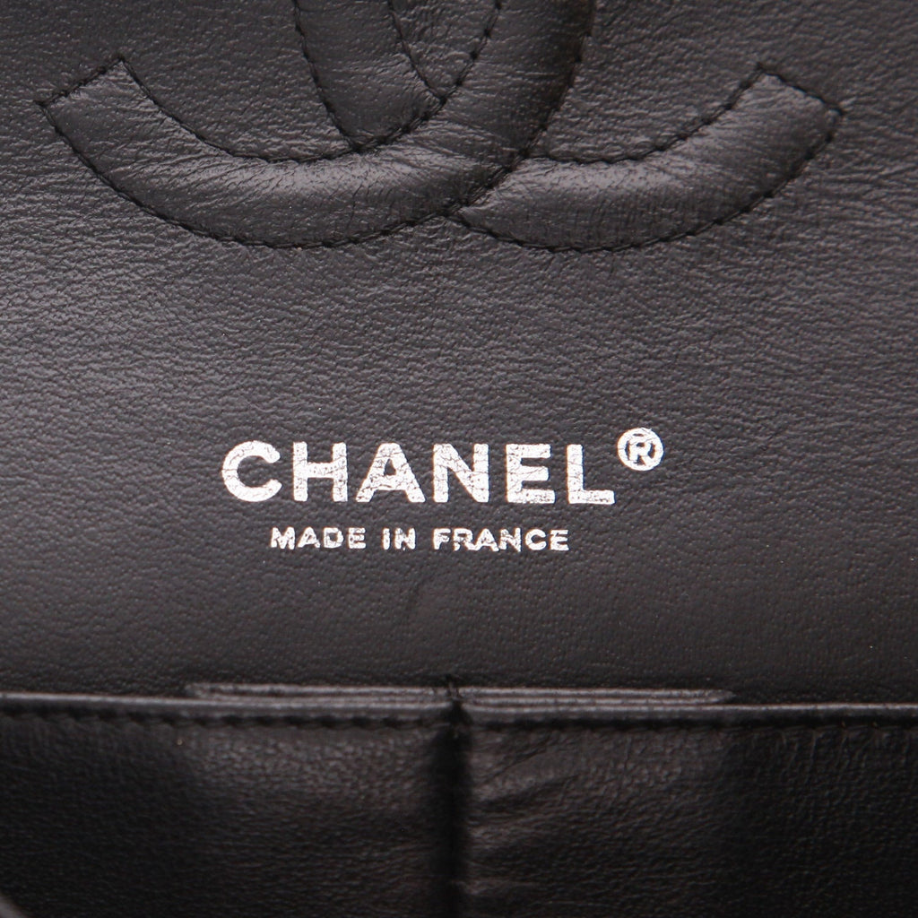 Chanel Timeless Classic handbag in black quilted grained leather - DETAIL 2