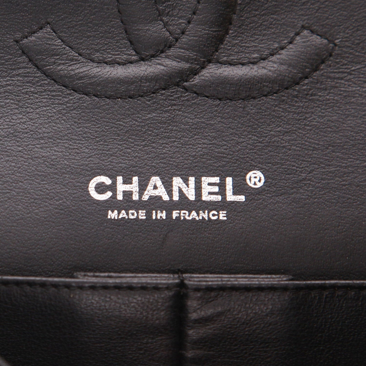 Chanel Timeless Classic handbag in black quilted grained leather - DETAIL 2