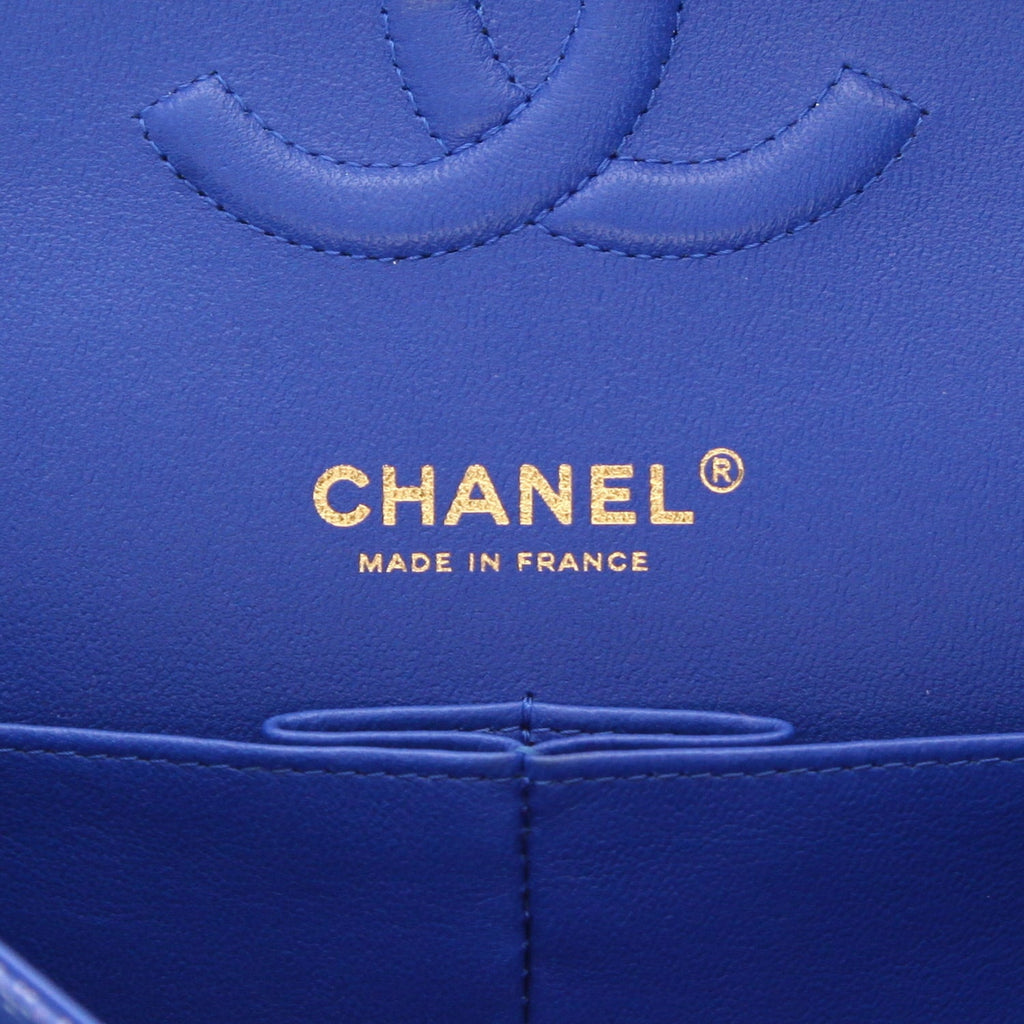Chanel Timeless Classic handbag in blue quilted grained leather - DETAIL 2