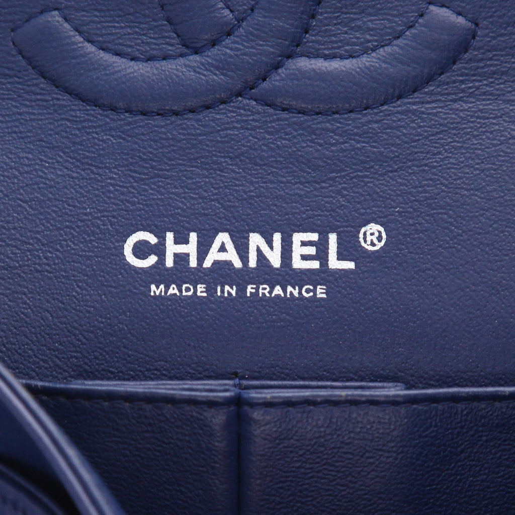 Chanel Timeless Classic handbag in blue quilted leather - DETAIL 2