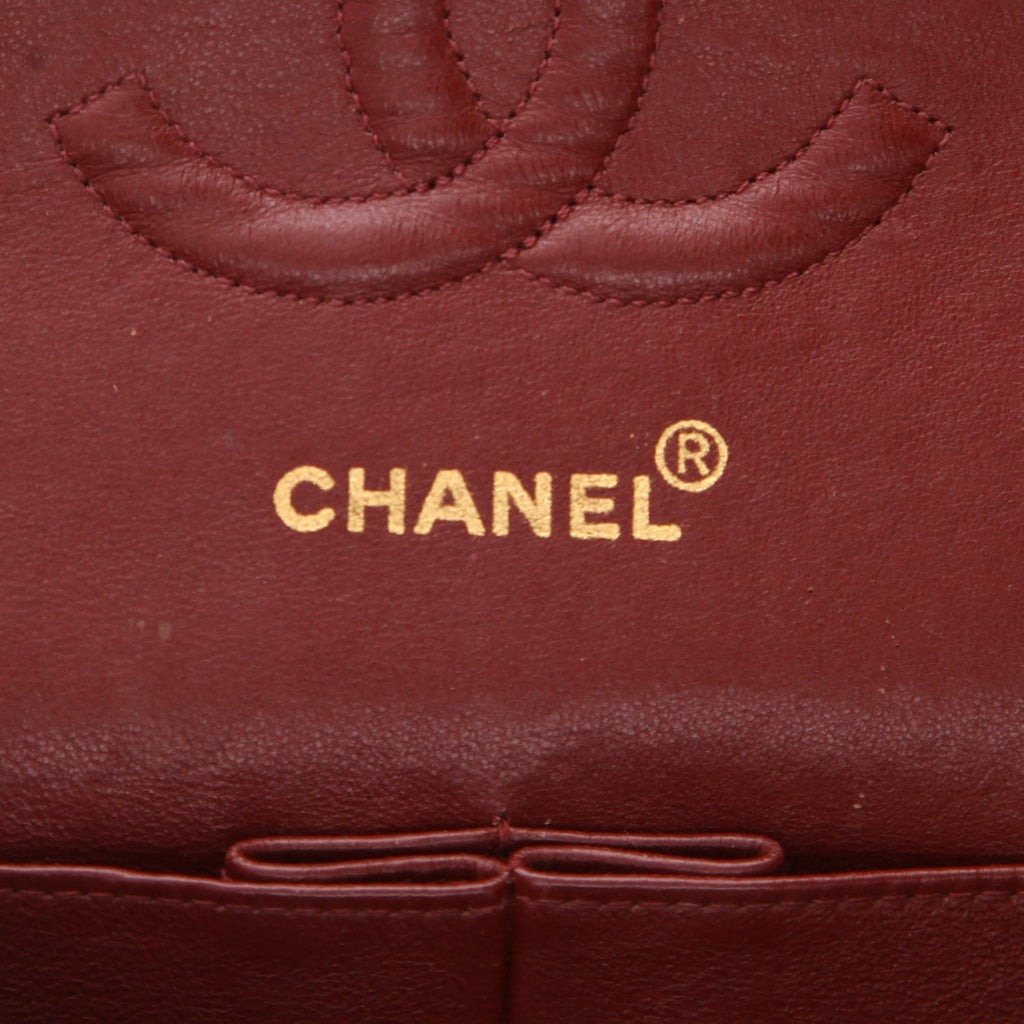 Chanel Timeless Classic handbag in navy blue quilted leather - DETAIL 2