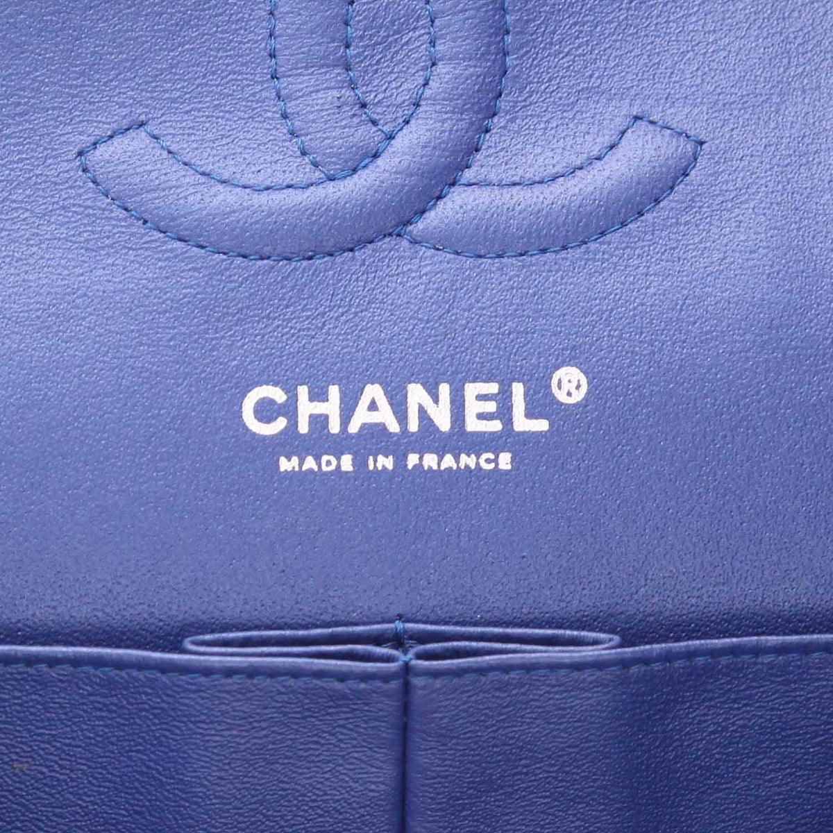 Chanel Timeless Classic handbag in petrol blue quilted patent leather - DETAIL 2