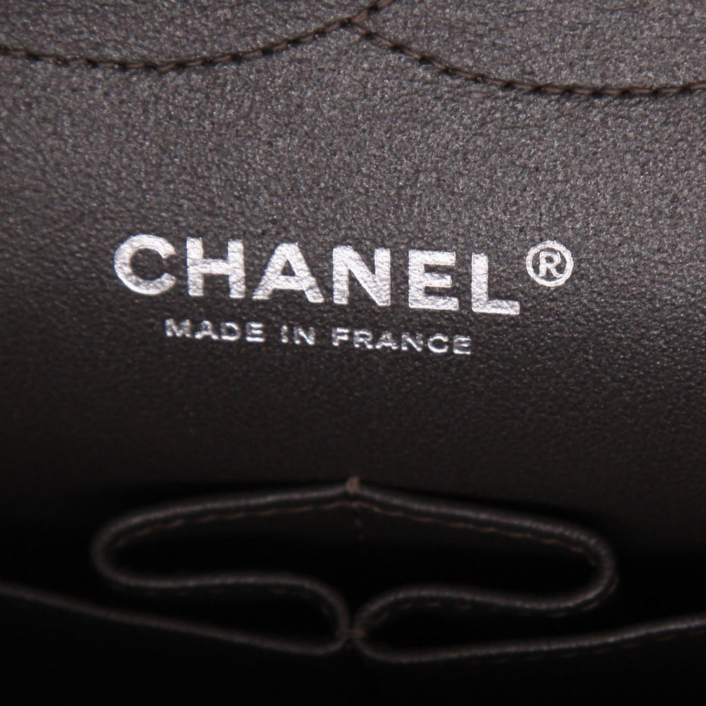 Chanel Timeless Jumbo handbag in grey quilted grained leather - DETAIL 2