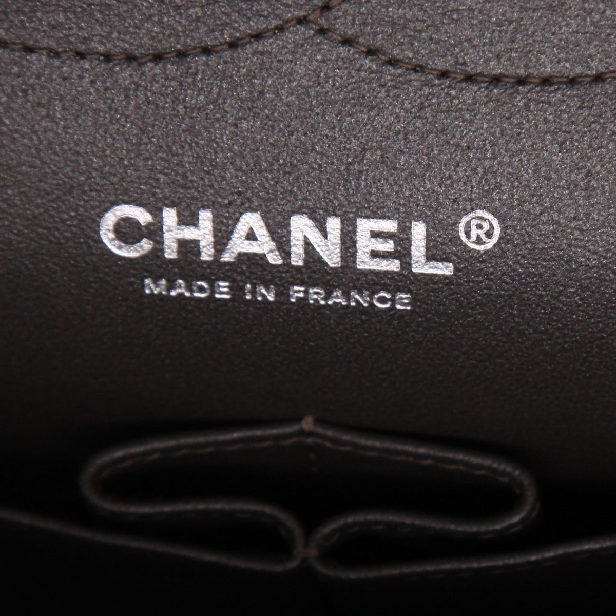 Chanel Timeless Jumbo handbag in grey quilted grained leather - DETAIL 2