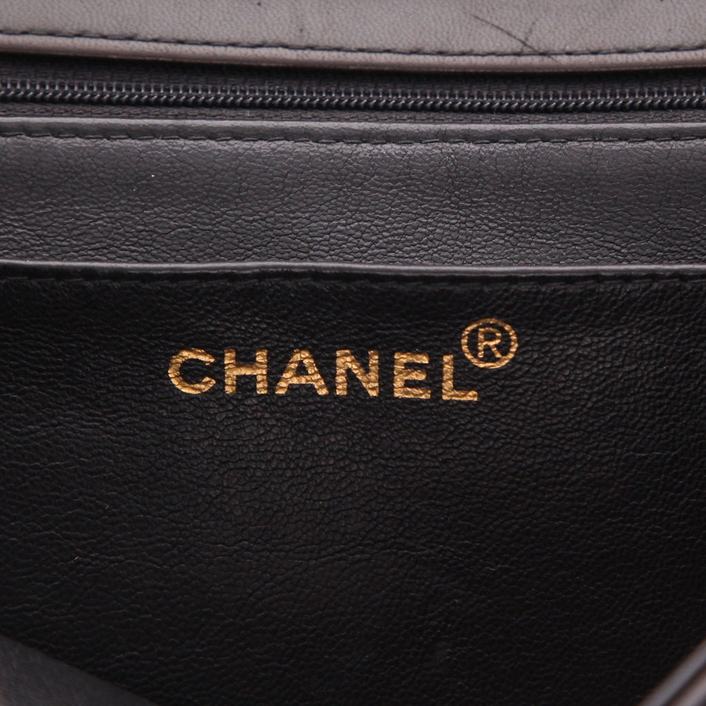 Chanel Timeless Jumbo shoulder bag in black quilted leather - DETAIL 2