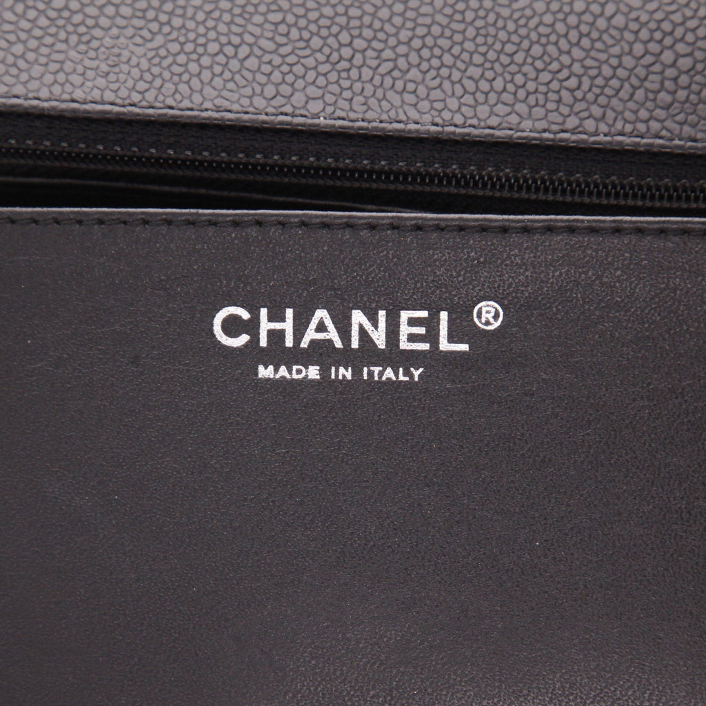 Chanel Timeless Maxi Jumbo handbag in black quilted grained leather - DETAIL 2