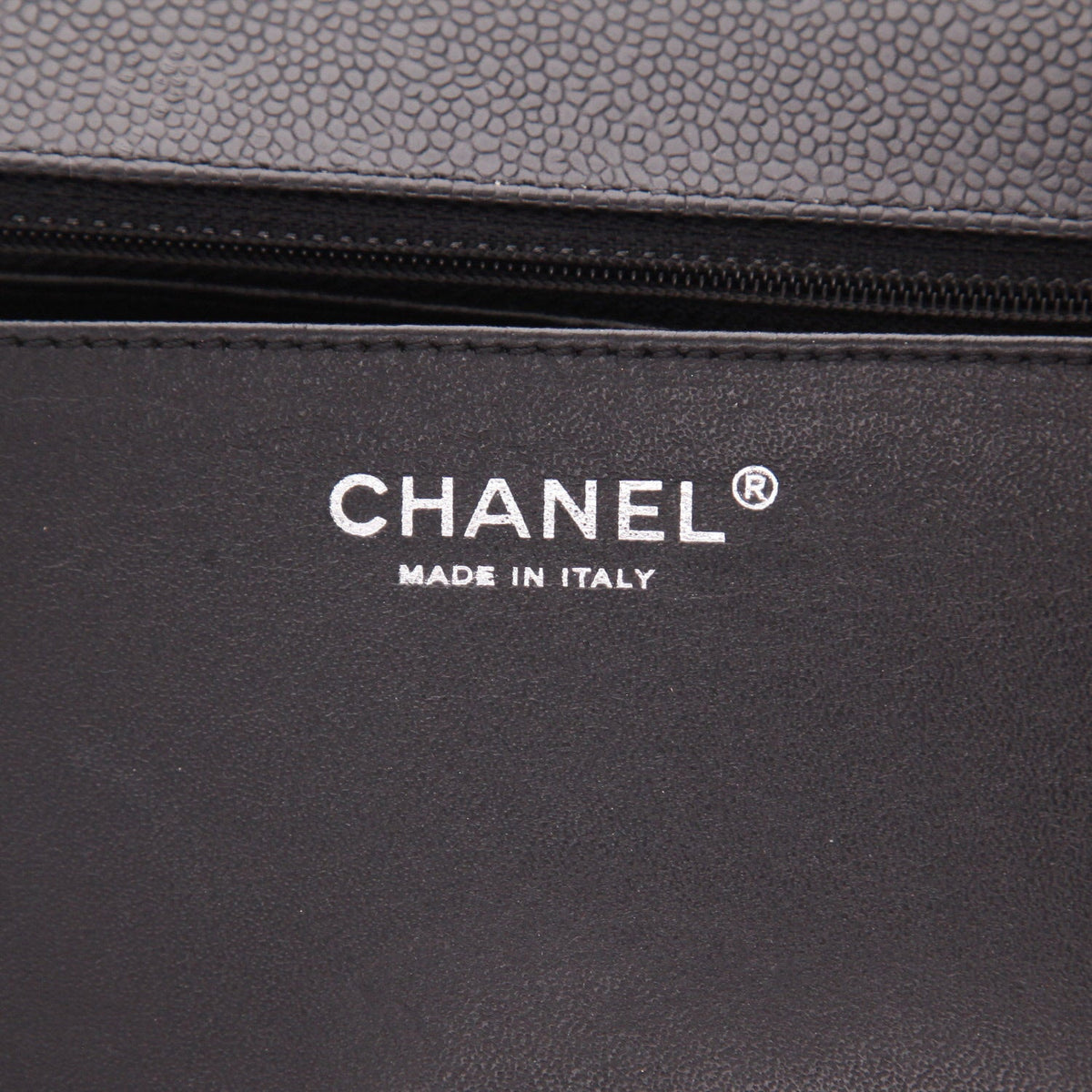 Chanel Timeless Maxi Jumbo handbag in black quilted grained leather - DETAIL 2