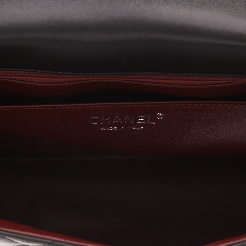 Chanel Timeless Maxi Jumbo shoulder bag in black quilted leather - DETAIL 2