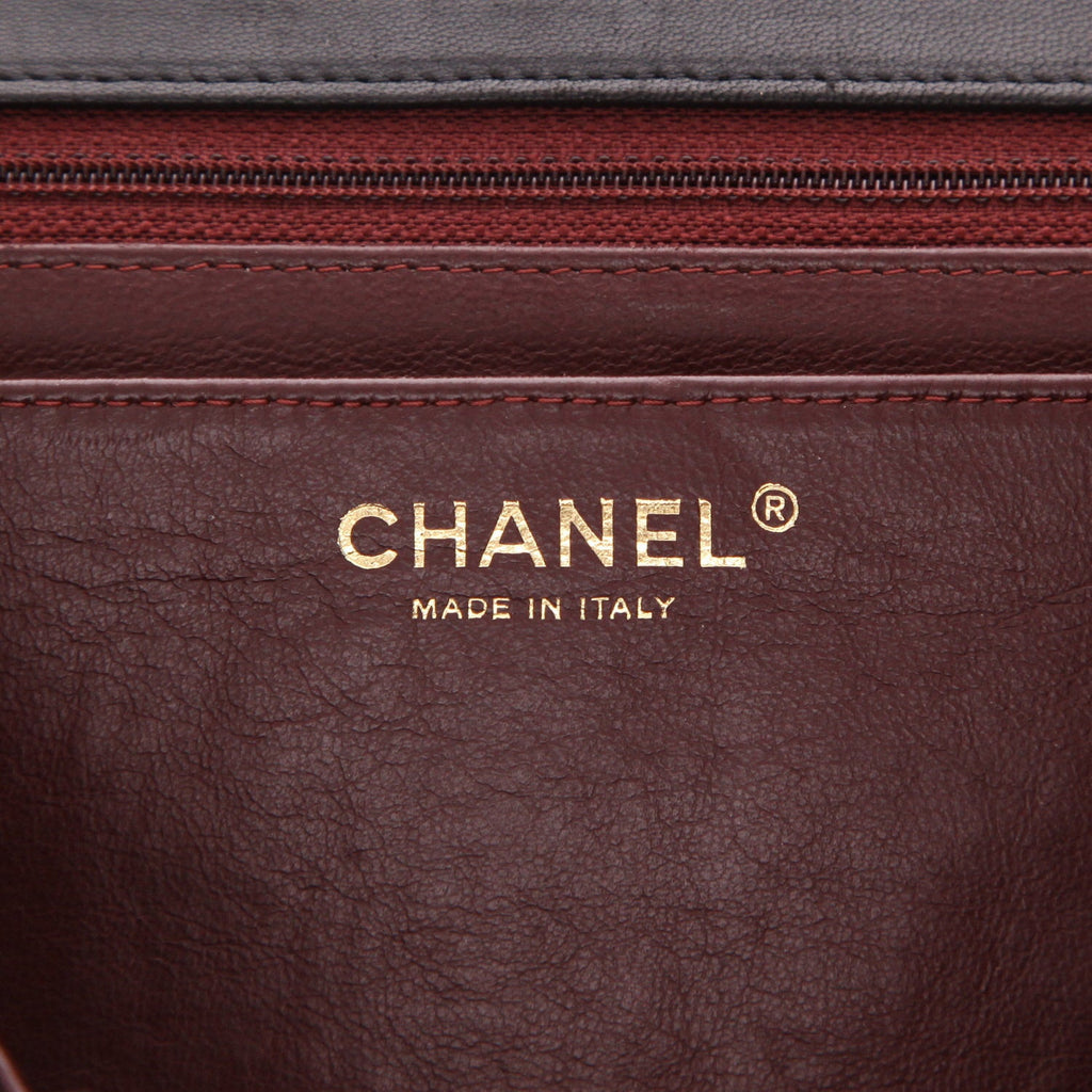 Chanel Timeless Maxi Jumbo shoulder bag in black quilted leather - DETAIL 2