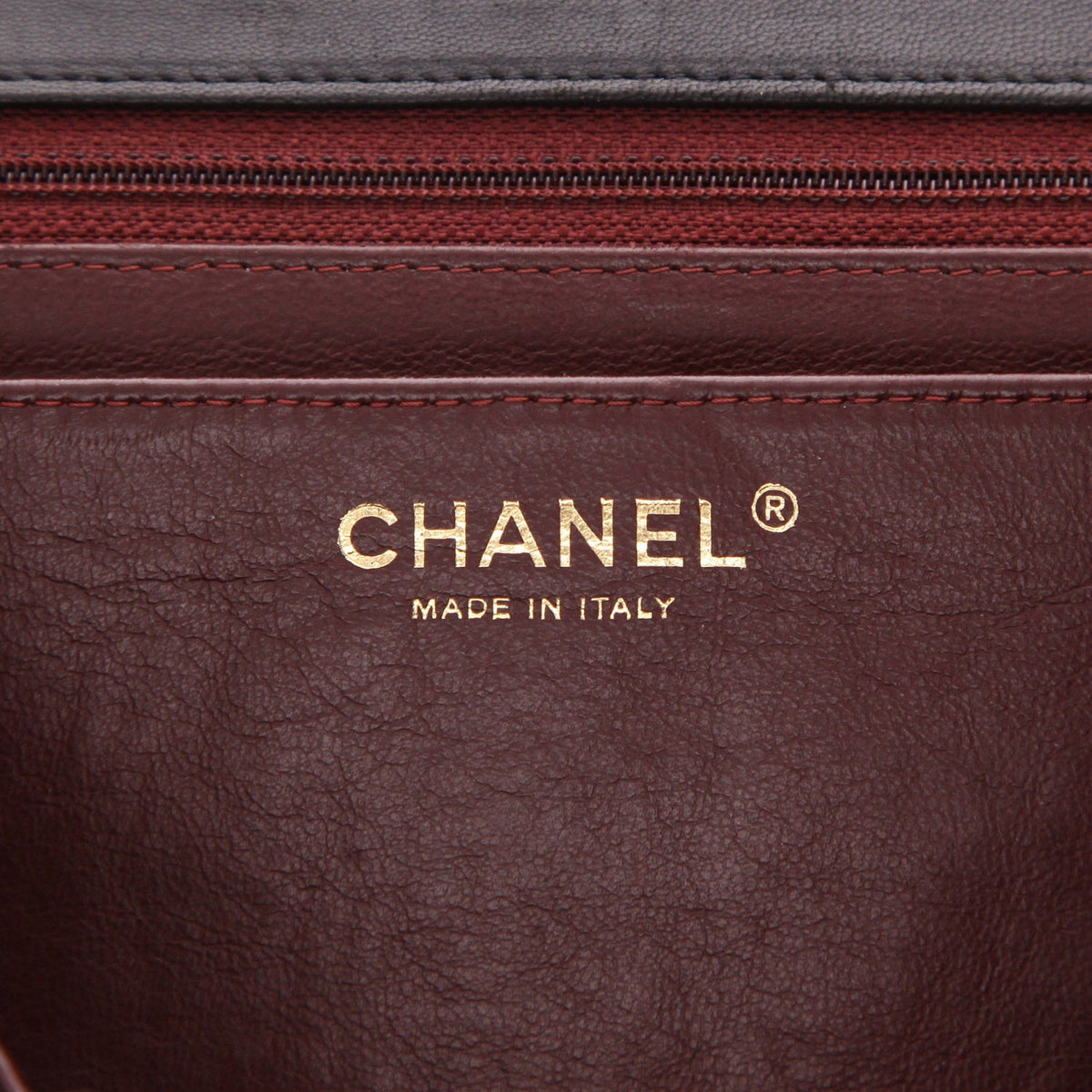 Chanel Timeless Maxi Jumbo shoulder bag in black quilted leather - DETAIL 2
