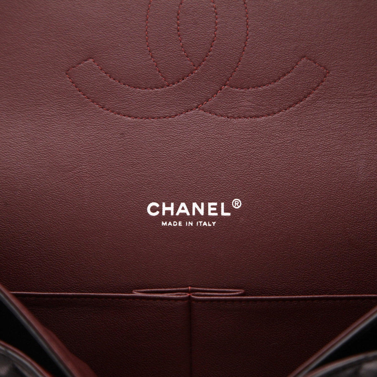 Chanel Timeless Maxi Jumbo shoulder bag in black quilted leather - DETAIL 2