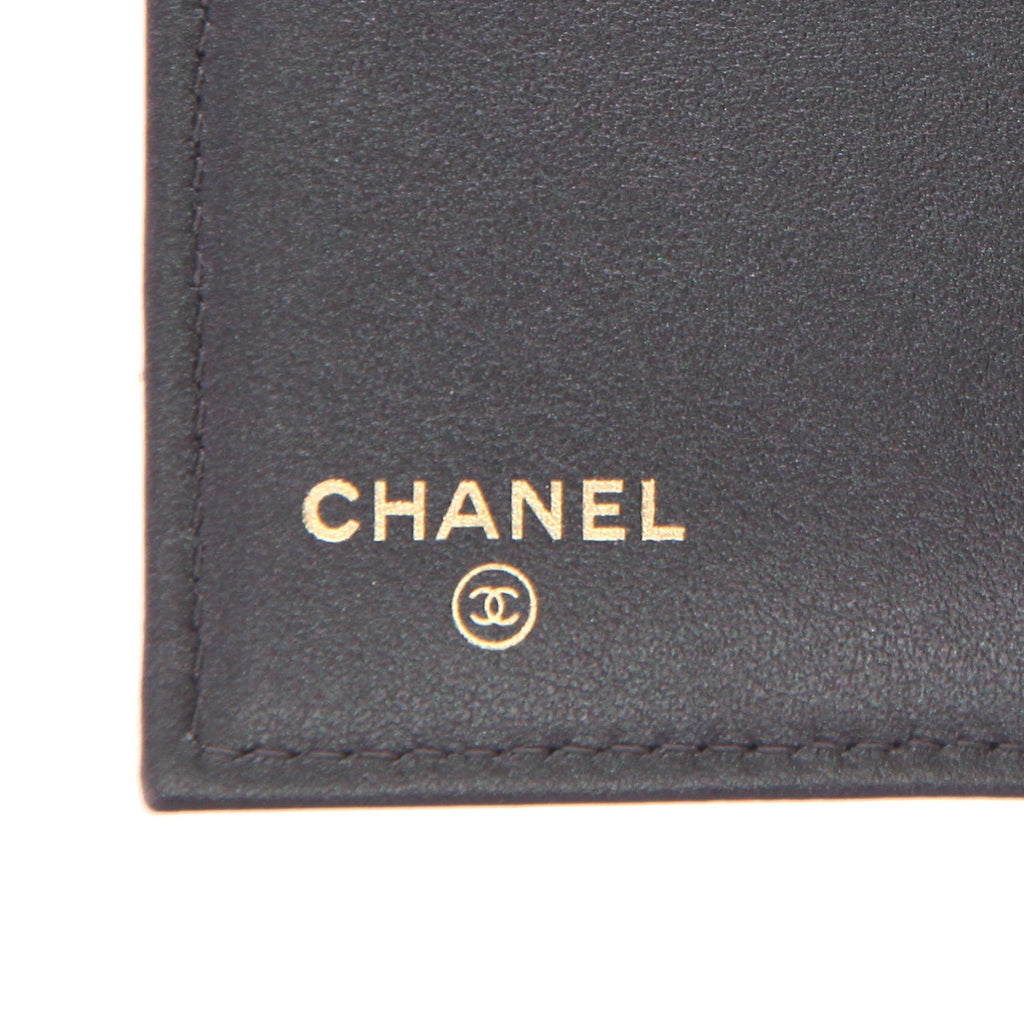 Chanel Timeless wallet in green and purple holographic quilted grained leather - DETAIL 2