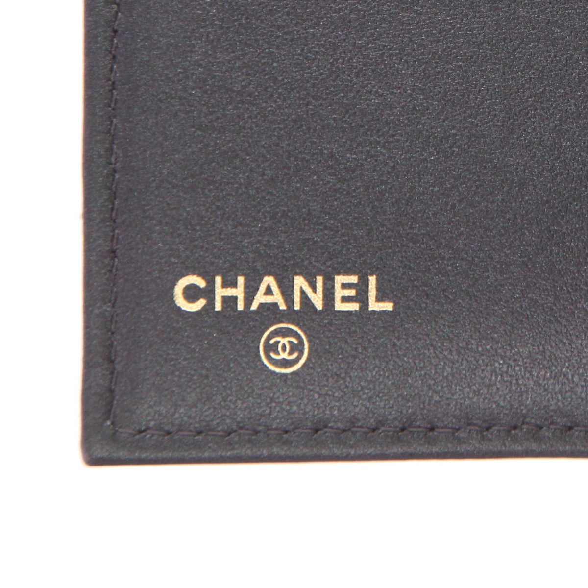 Chanel Timeless wallet in green and purple holographic quilted grained leather - DETAIL 2