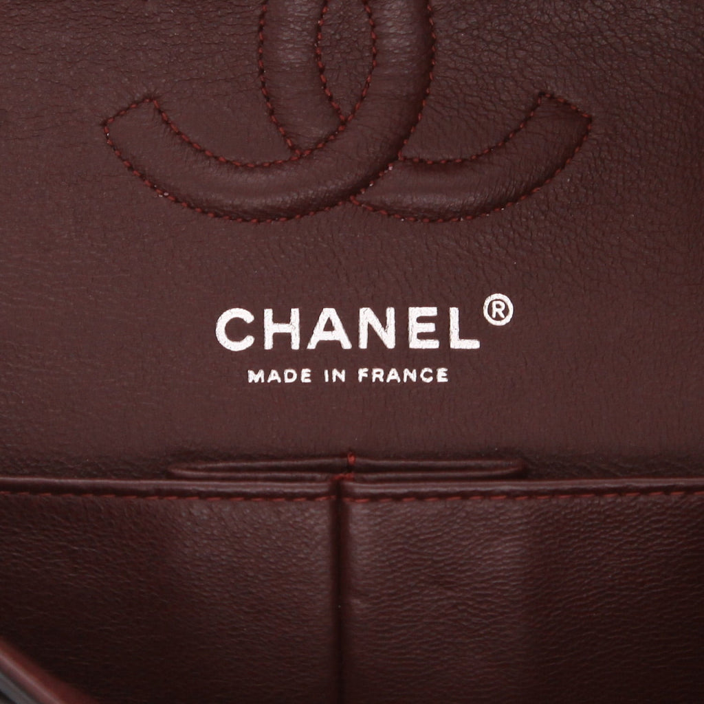 Chanel Timeless Petit shoulder bag in black quilted leather - DETAIL 2
