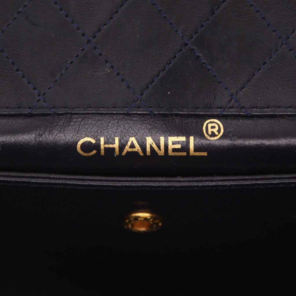 Chanel Vintage handbag in blue and white quilted leather - DETAIL 2