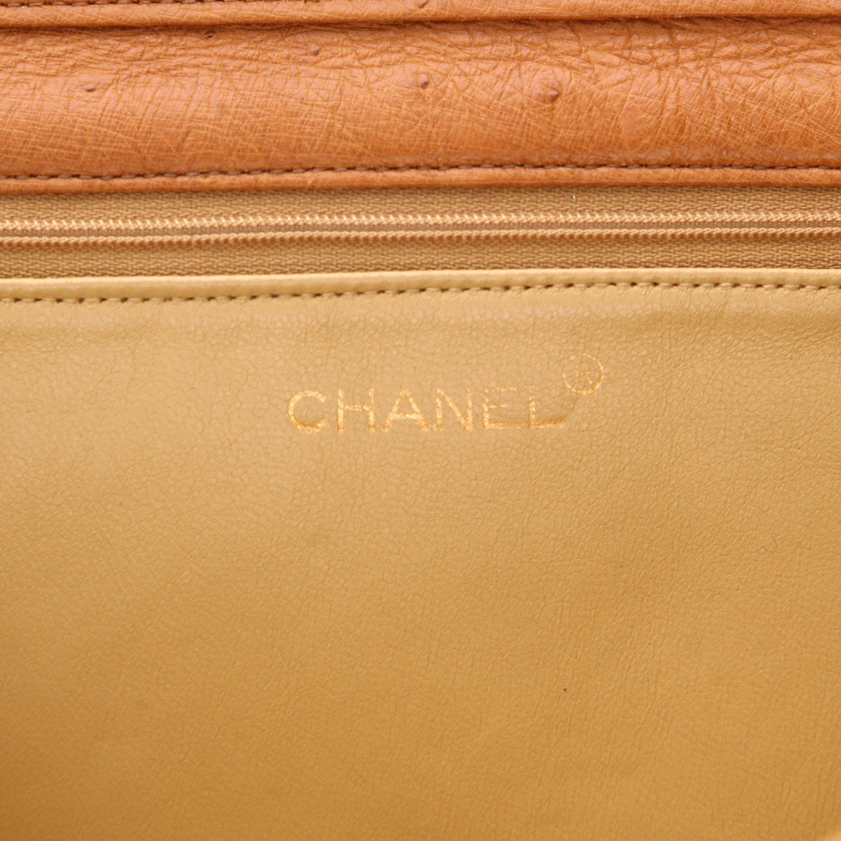 Chanel Vintage handbag in gold ostrich leather - DETAIL 2