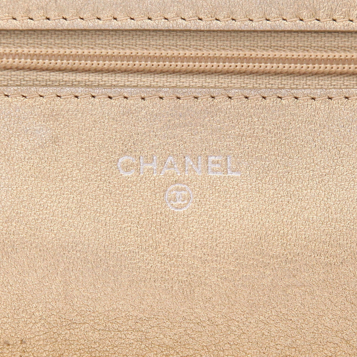 Chanel Wallet on Chain shoulder bag in gold quilted leather - DETAIL 2