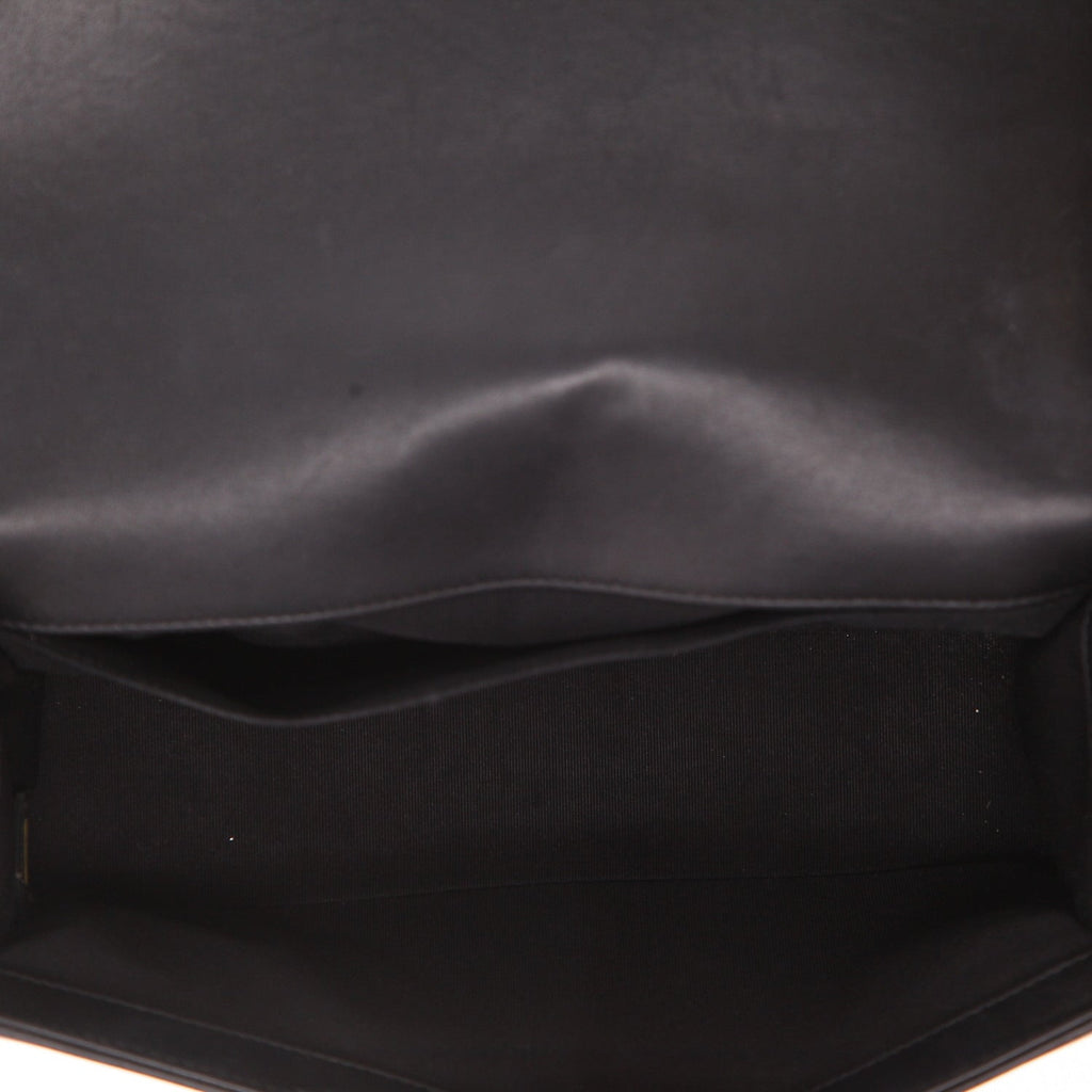 Chanel Boy shoulder bag in black patent leather - DETAIL 3