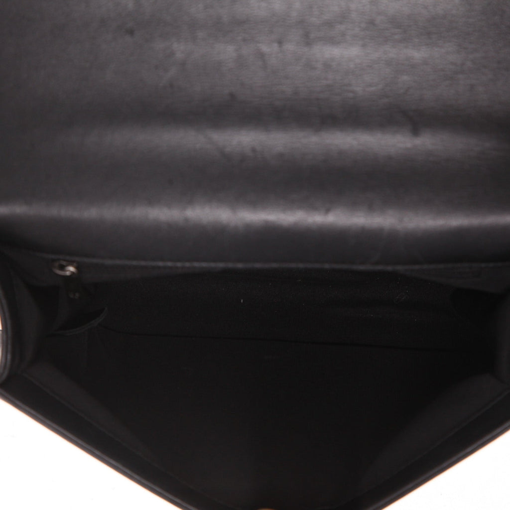 Chanel Boy shoulder bag in black quilted leather - DETAIL 3