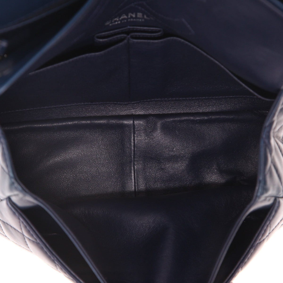 Chanel 2.55 handbag in navy blue quilted leather - DETAIL 3